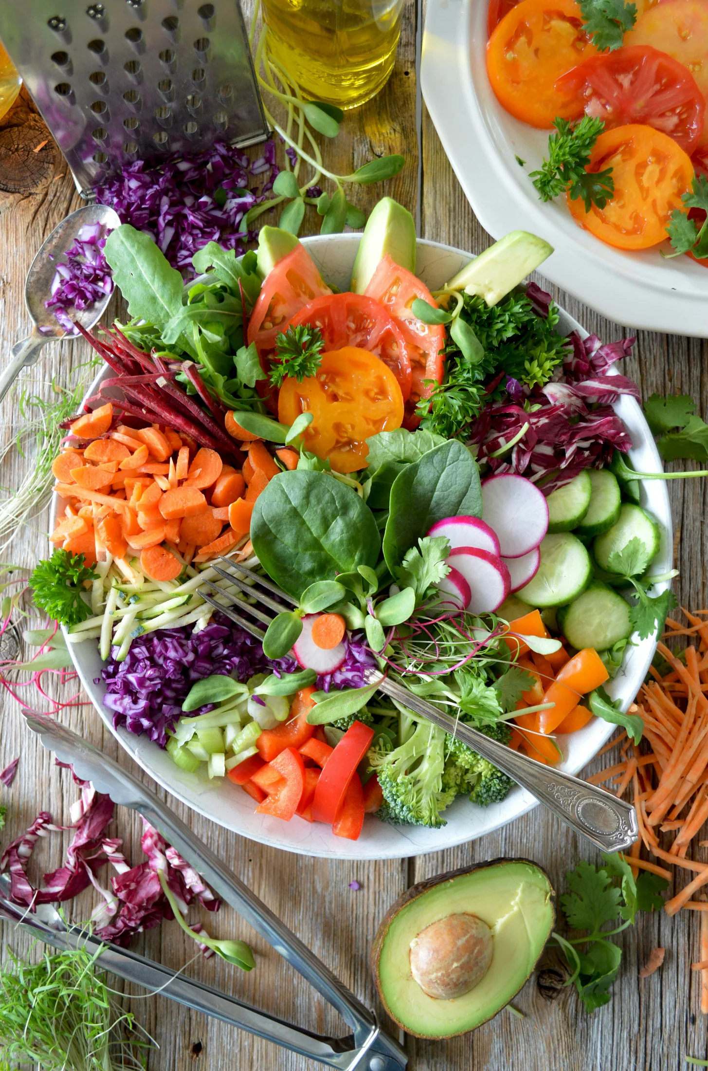 A colourful salad supporting heart-healthy nutrition